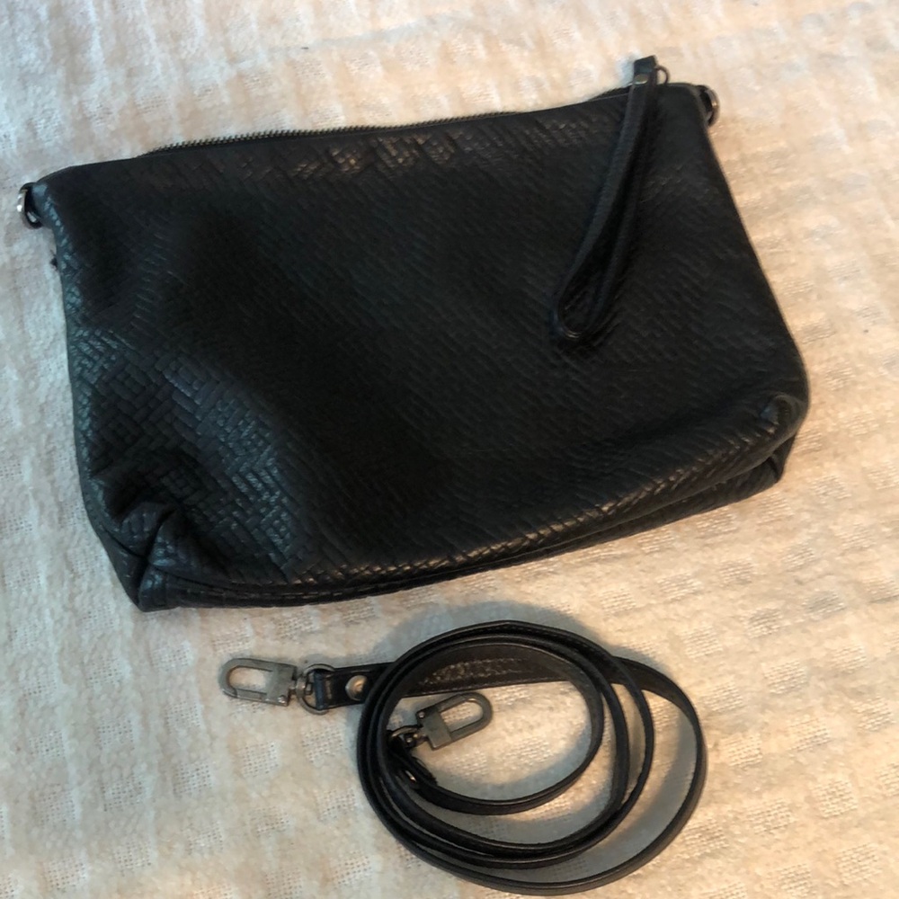 Rough & Tumble PBT pinched bottom traveler) crossbody black cross hatch